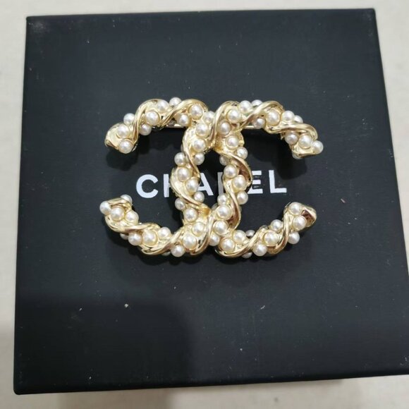 Chanel fashion brooch - Picture 6 of 9